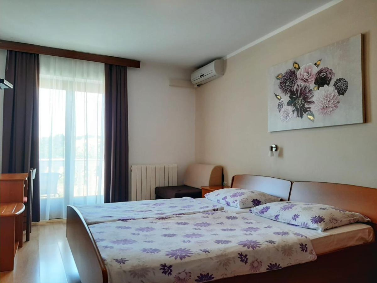 Bed and Breakfast Pansion Katarina Malinska Exterior foto
