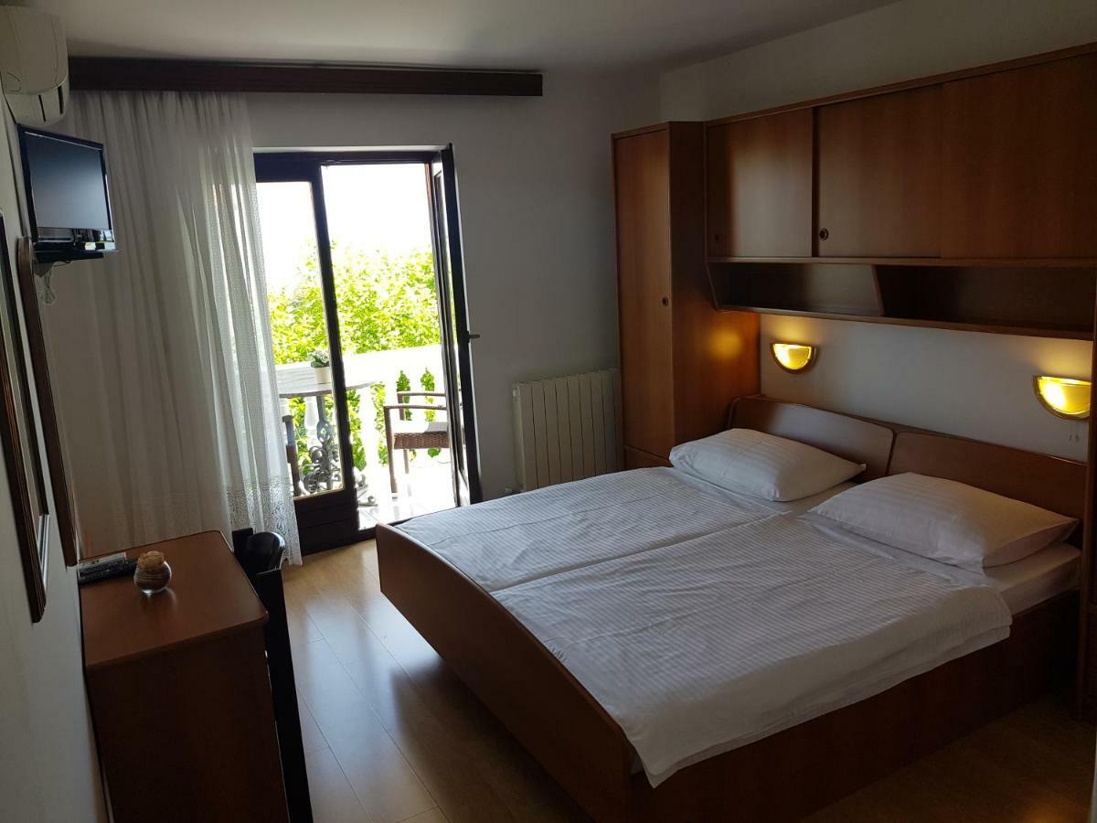 Bed and Breakfast Pansion Katarina Malinska Exterior foto